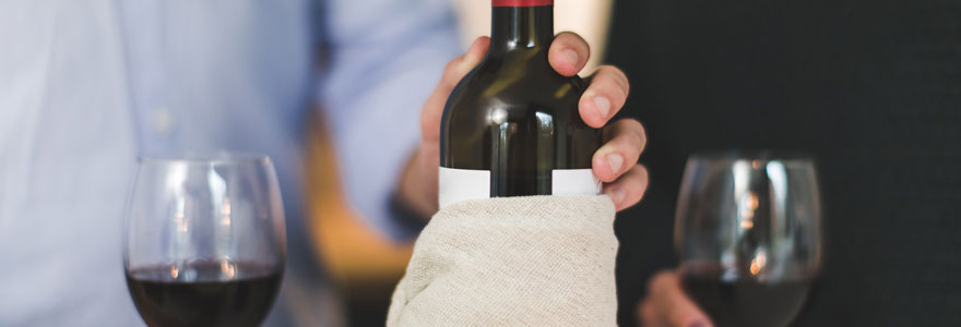 Photo d'une bouteille de vin rouge avec deux verres pour un service